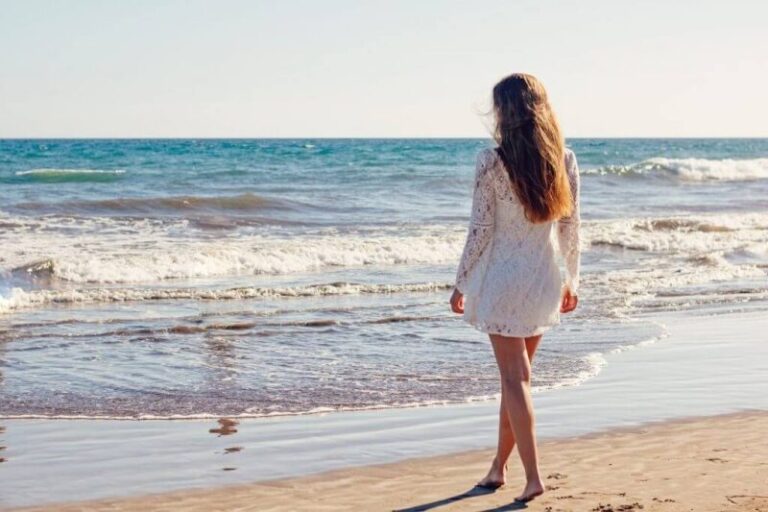 砂浜を歩く美女